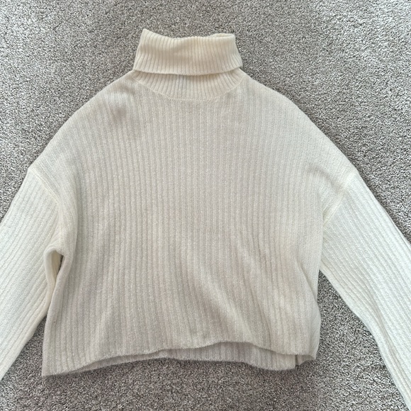 H&M ribbed turtleneck cream small - Picture 2 of 4